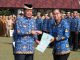 Bupati Maesyal saat menyerahkan SK PNS.