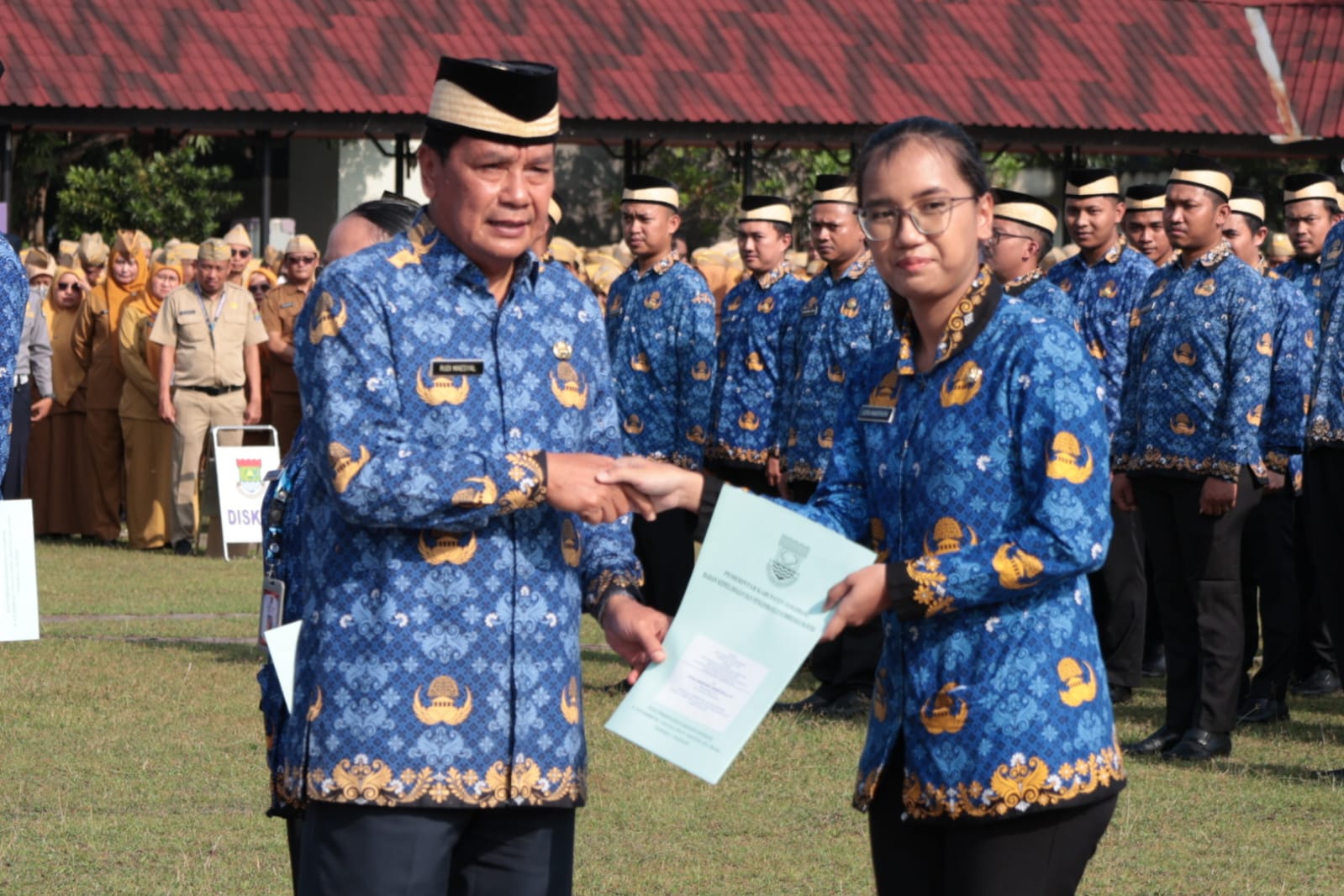 Bupati Maesyal saat menyerahkan SK PNS.