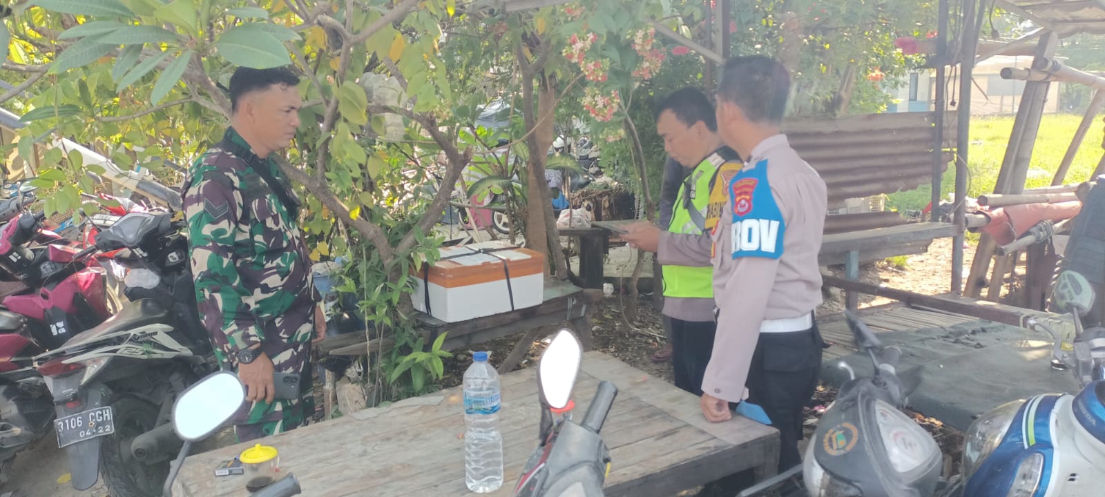 Polisi saat mengamankan kotak.