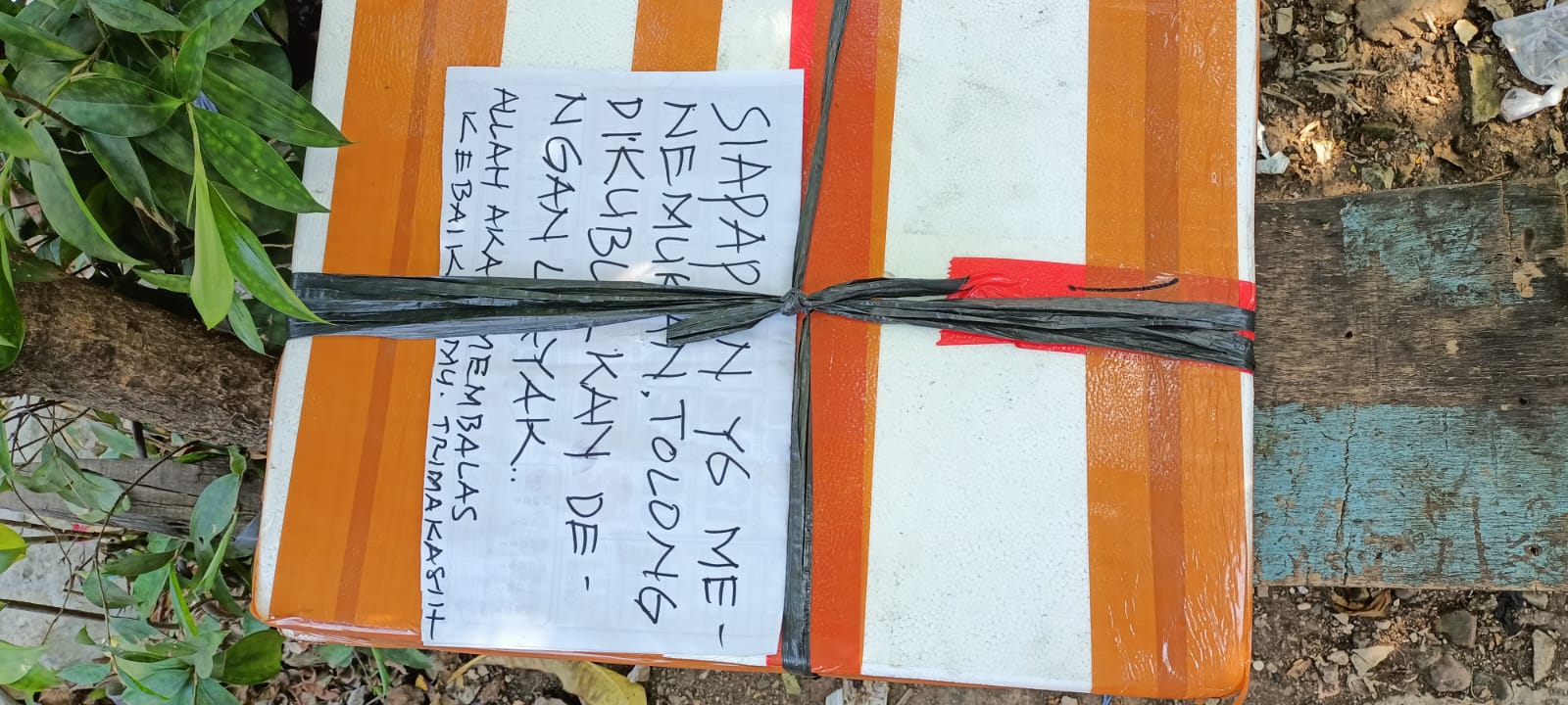 kotak yang mencurigakan terletak di pinggir jalan.