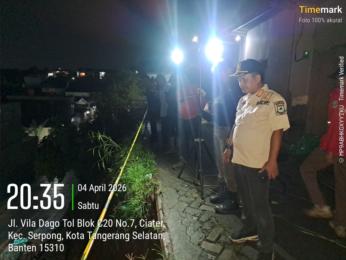 Personil Satpol PP Tangsel saat mengamankan lokasi Longsor.