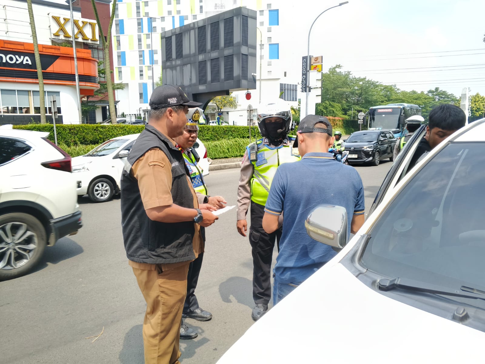 Petugas saat melakukan razia kendaraan.