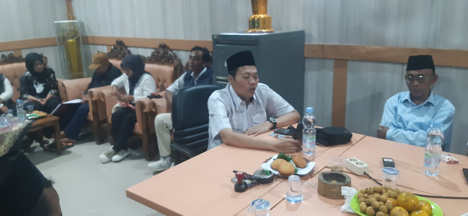 Kasi Binwasdes Kecamatan Teluknaga Budi, S.Pd. di kegiatan monev di Kantor Desa Pangkalan.