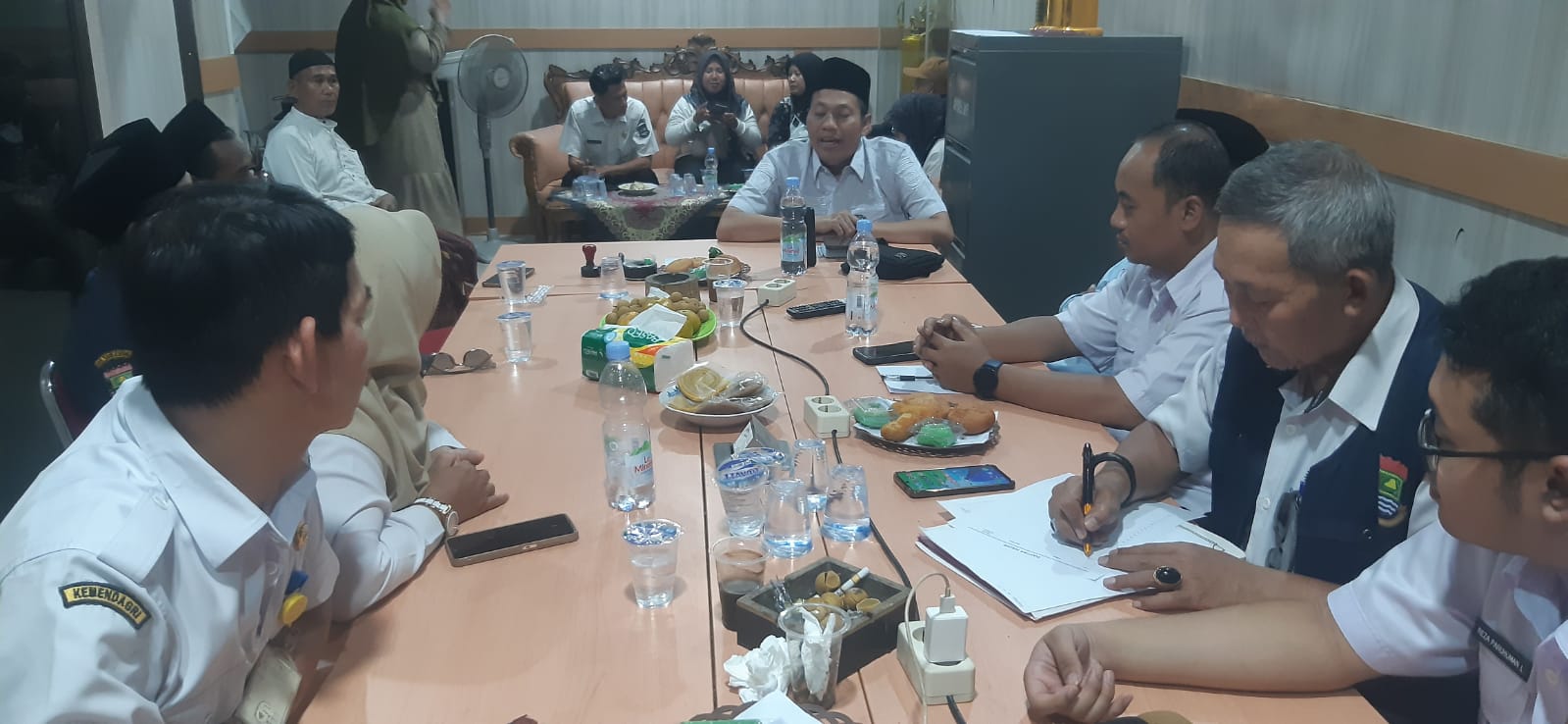 Kasi Binwasdes Kecamatan Teluknaga Budi, S.Pd. di kegiatan monev di Kantor Desa Pangkalan.