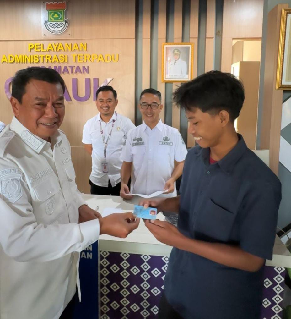 Bupati Maesyal saat langsung melayani warga di kecamatan Cisauk.