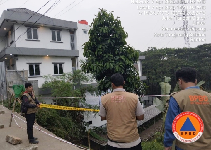 Personil BPBD Tangsel saat memasang rambu peringatan.