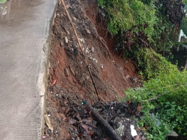 Jalan Ciater–Rawa Macek Tangsel Longsor, Akses Dibatasi