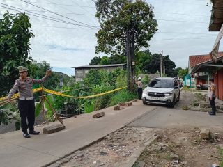 Polisi Sigap Atur Lalu Lintas Dampak Longsor di Jalan Rawa Macek Ciater
