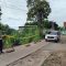 Polisi saat mengatur lalu lintas di lokasi Longsor.