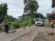 Polisi saat mengatur lalu lintas di lokasi Longsor.