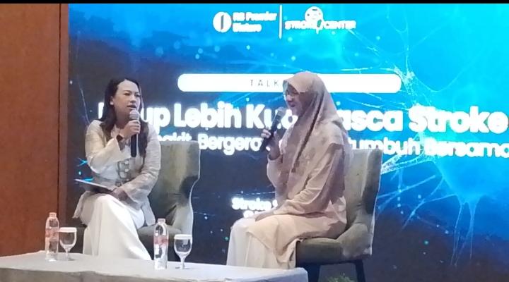 Dokter spesialis saraf RS Premier Bintaro, dr. Meidianie Camellia, Sp.N saat menjelaskan penanganan stroke.