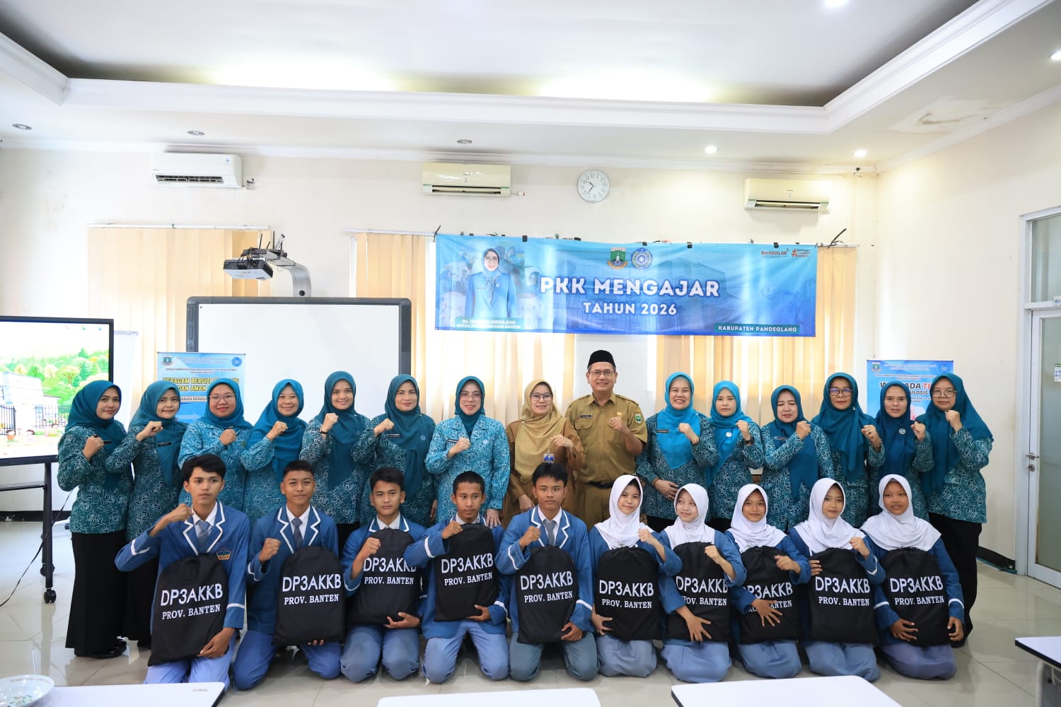 TP PKK Banten bersama siswa di SMKN 2 Pandeglang.