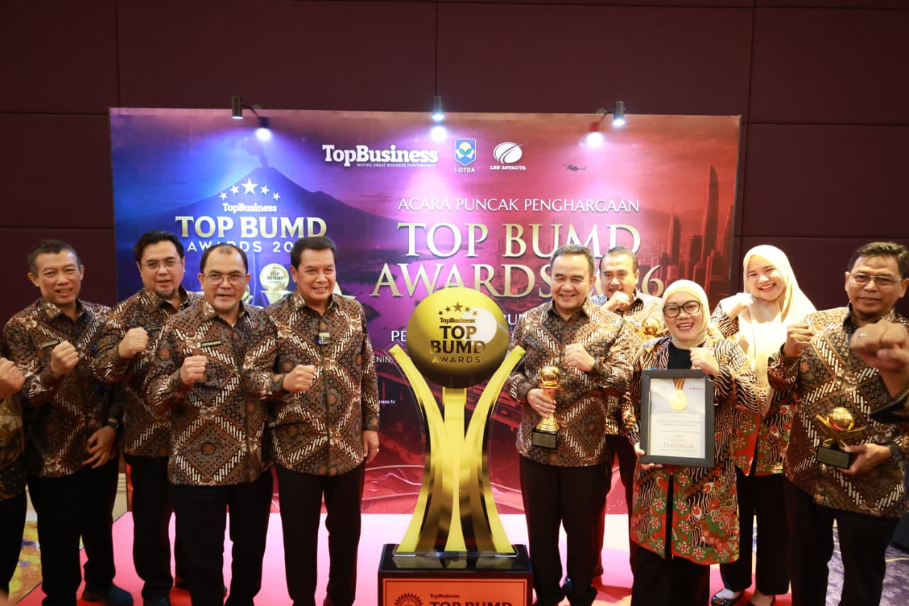 Bupati Maesyal, Sekda Soma, dan Jajaran pengurus BUMD Kabupaten Tangerang yang raih penghargaan Top BUMD Award 2026.