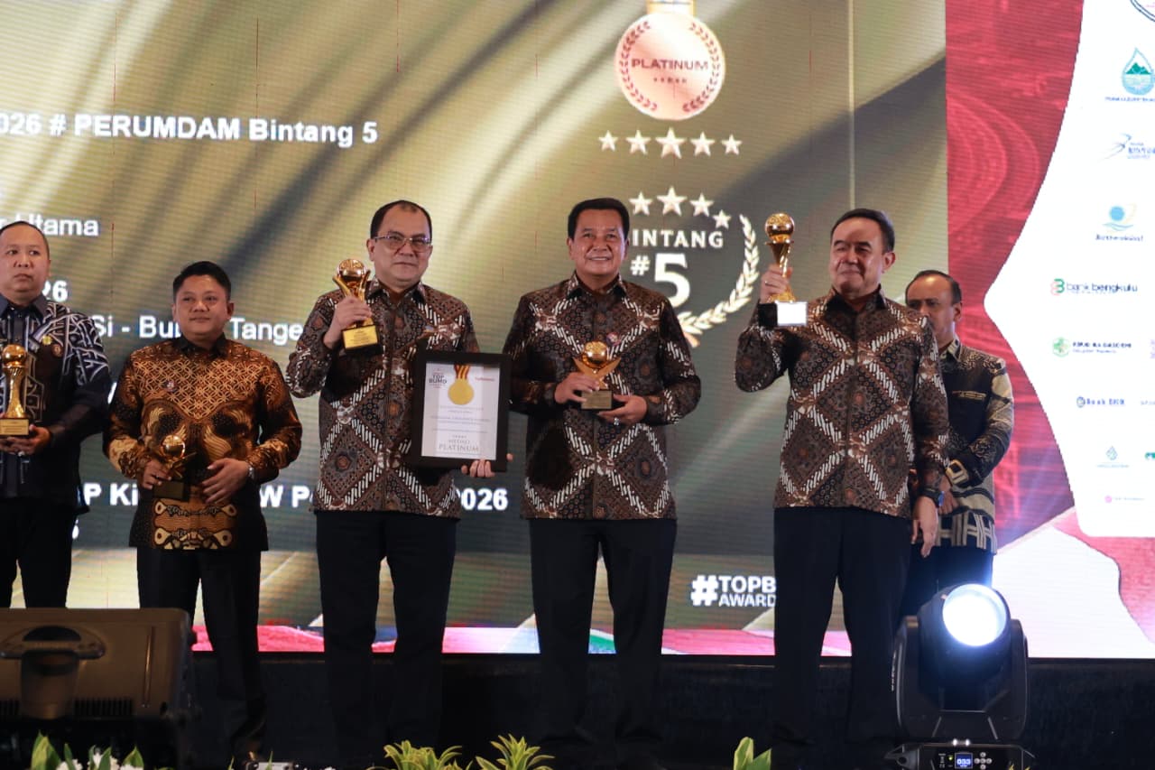 Bupati Maesyal, Sekda Soma, dan Dirut PDAM Tirta Kertaraharja Kabupaten Tangerang raih penghargaan Top BUMD Awards 2026.