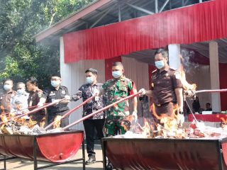 Kejari Kabupaten Tangerang Musnahkan 117 Ribu Batang Rokok Ilegal dan Narkotika
