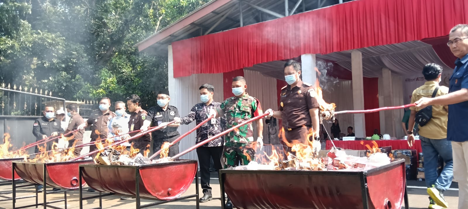 Pemusnahan barang bukti dengan cara dibakar.