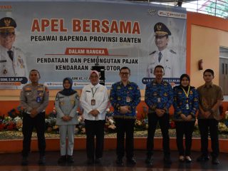 Asisten Administrasi Umum Setda Provinsi Banten, Rina Dewiyanti, Kepala Bapenda Provinsi Banten, Berly Rizki Natakusumah bersama jajarannya.