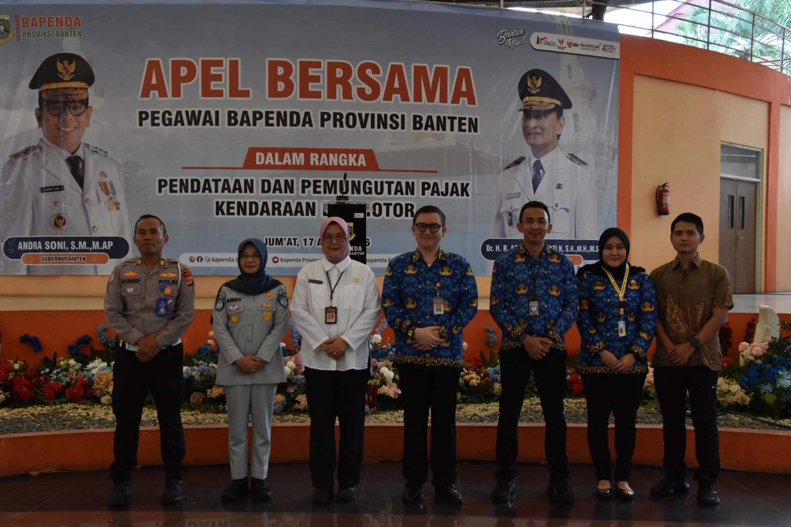 Asisten Administrasi Umum Setda Provinsi Banten, Rina Dewiyanti, Kepala Bapenda Provinsi Banten, Berly Rizki Natakusumah bersama jajarannya.