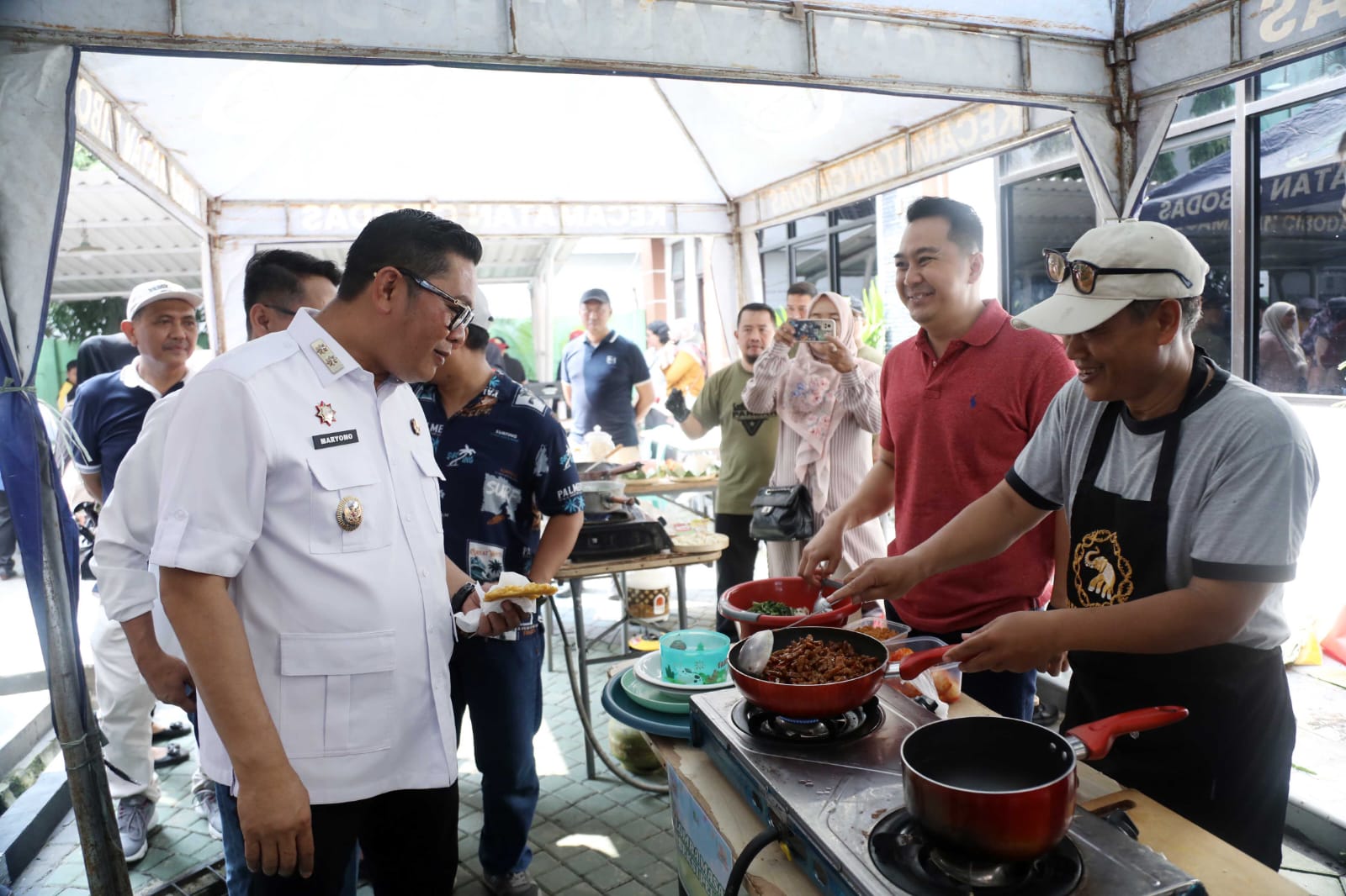 Maryono saat mencoba produk UMKM di Pekan Raya Cibodas.