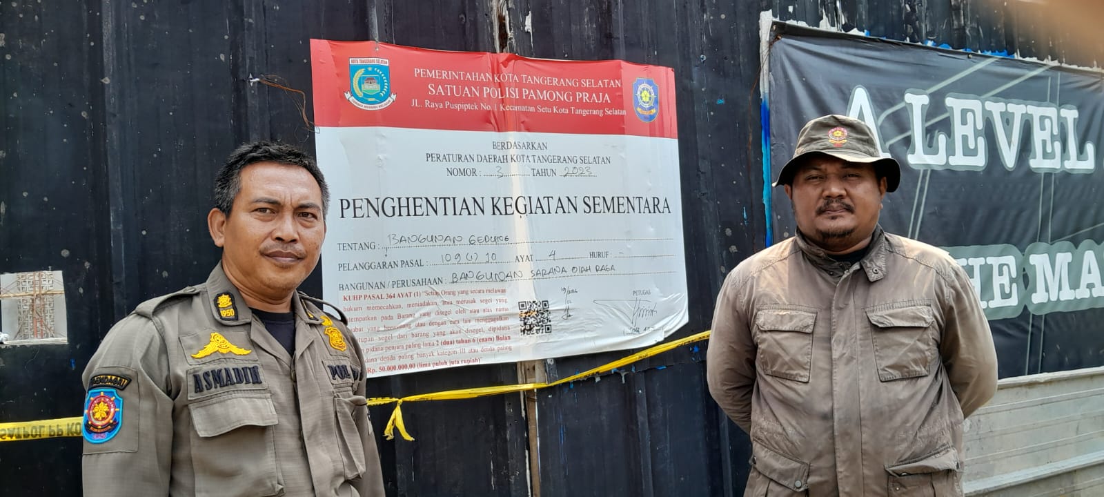 Satpol PP saat menyegel sementara proyek padel yang belum memiliki Ijin.