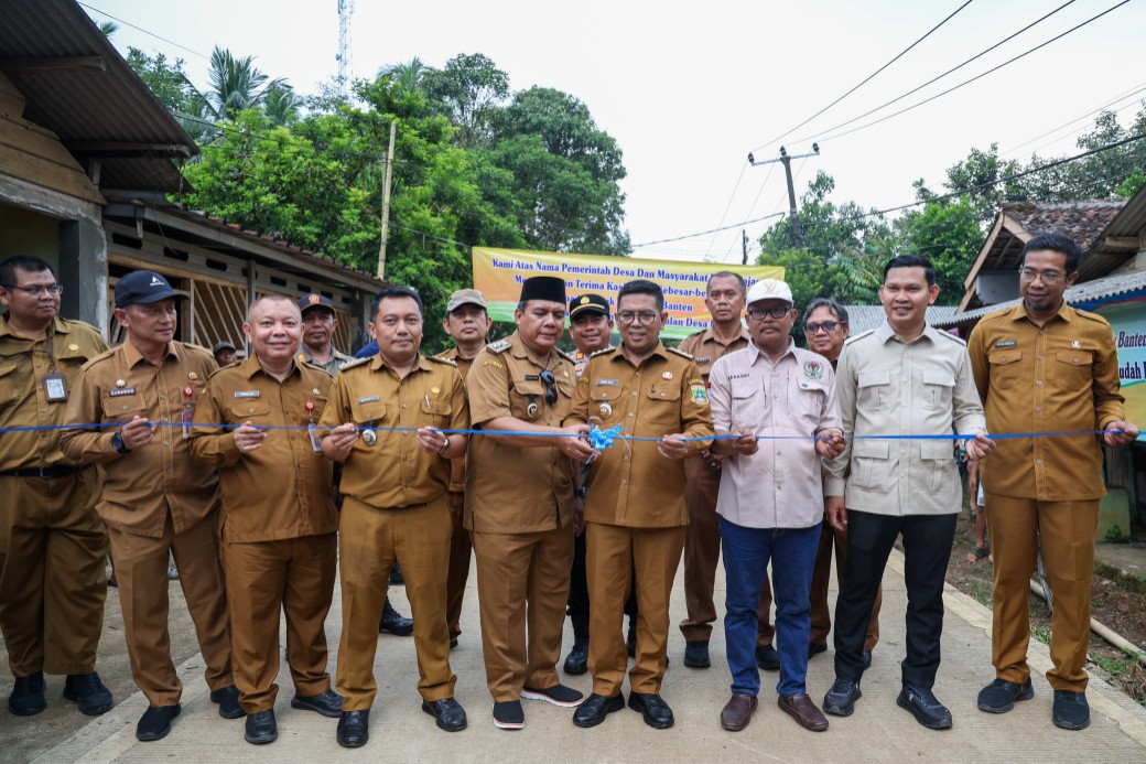 Gubernur Andra Soni dan jajarannya saat meresmikan Jalan Majau–Mekarwangi di Kecamatan Saketi Pandeglang.