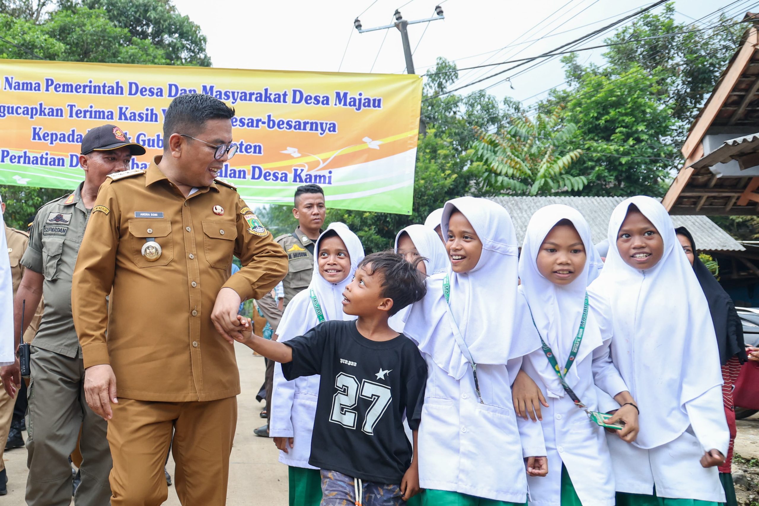 Gubernur Andra Soni saat bersama anak-anak sekolah saat peresmian jalan.