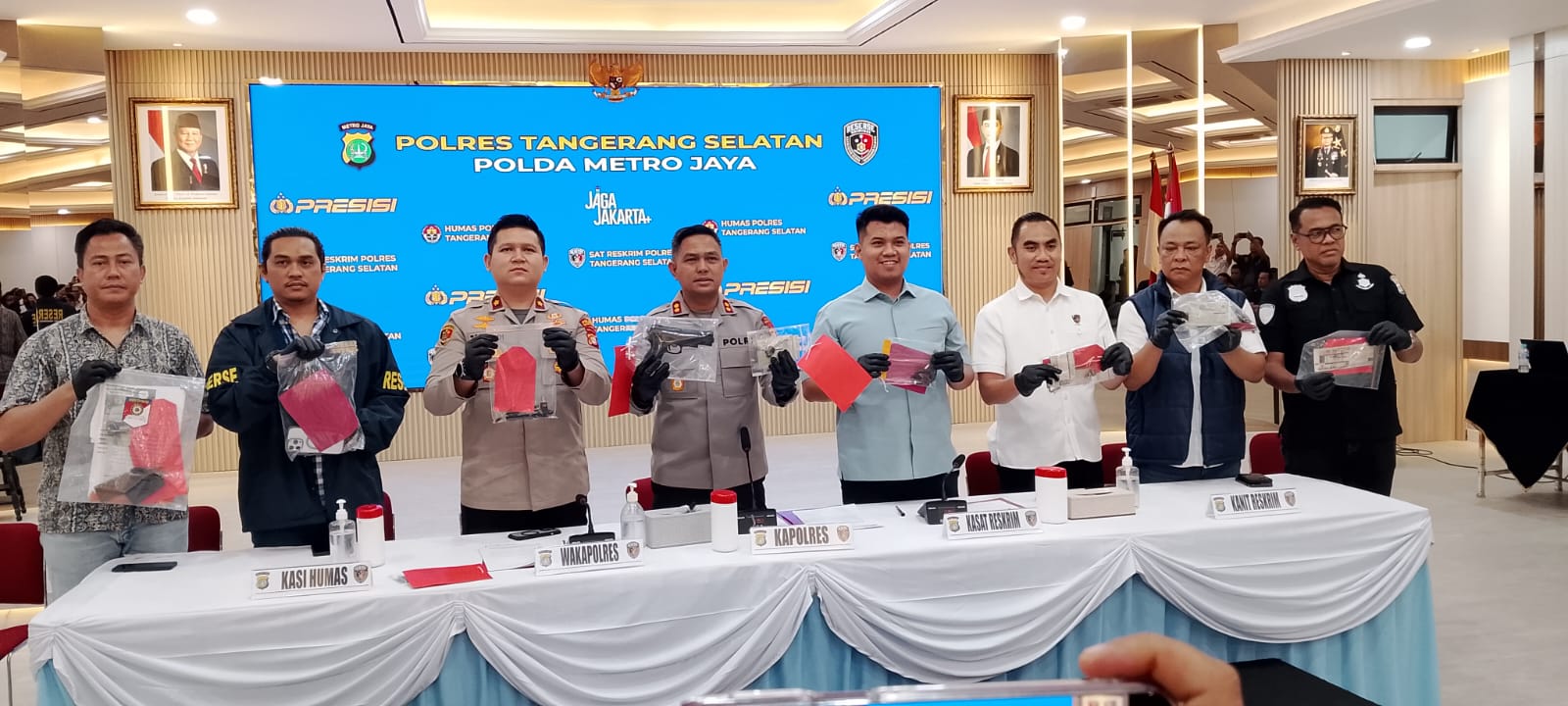 konferensi pers Polres Tangsel pengungkapan kasus curanmor dan penggelapan mobil.