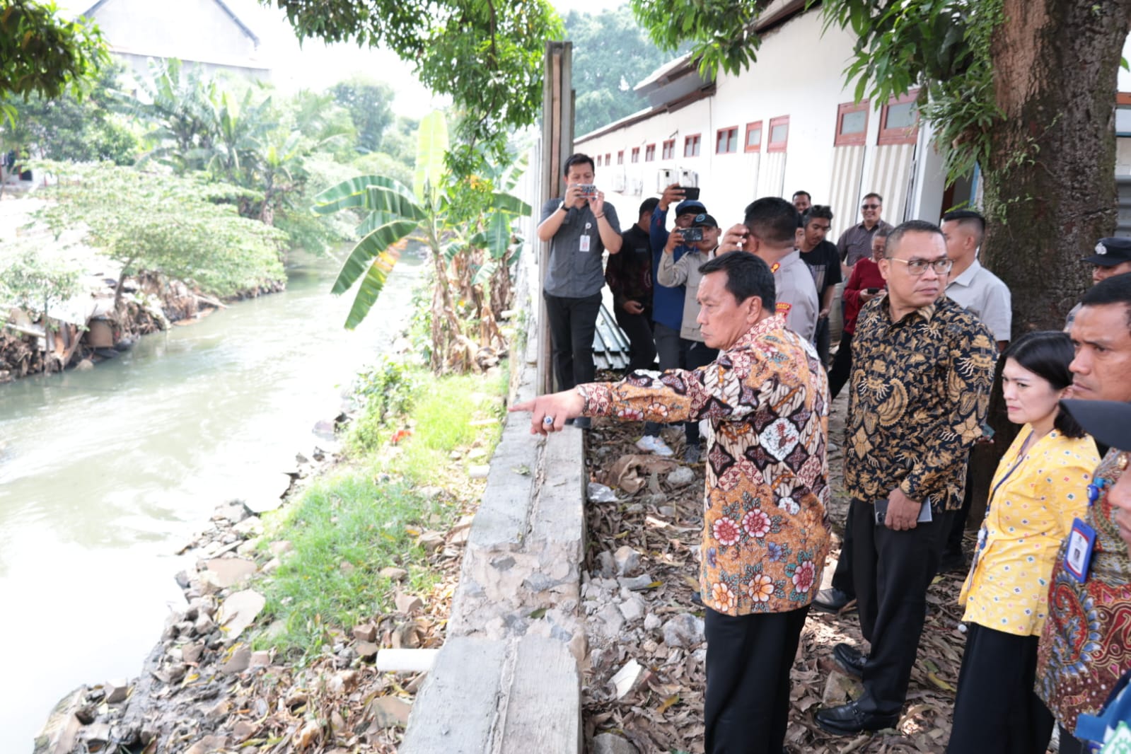 Bupati Maesyal didampingi meninjau langsung progres pembongkaran bangunan liar dan normalisasi Kali Cirarab.