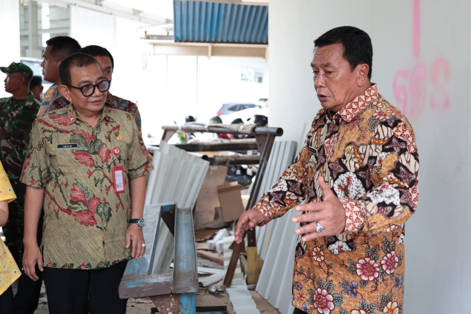 Bupati Maesyal didampingi Kepala Dinas Bina Marga dan Tata Ruang Iwan Firmansyah saat meninjau langsung progres pembongkaran bangunan liar dan normalisasi Kali Cirarab.