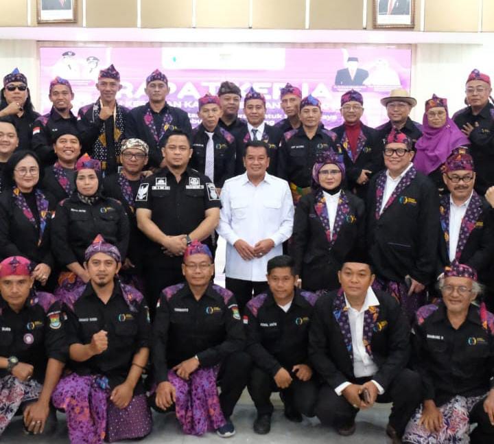 Bupati Maesyal, Ketua Hj. Aida Hubaedah, bersama pengurus DKKT Kabupaten Tangerang.