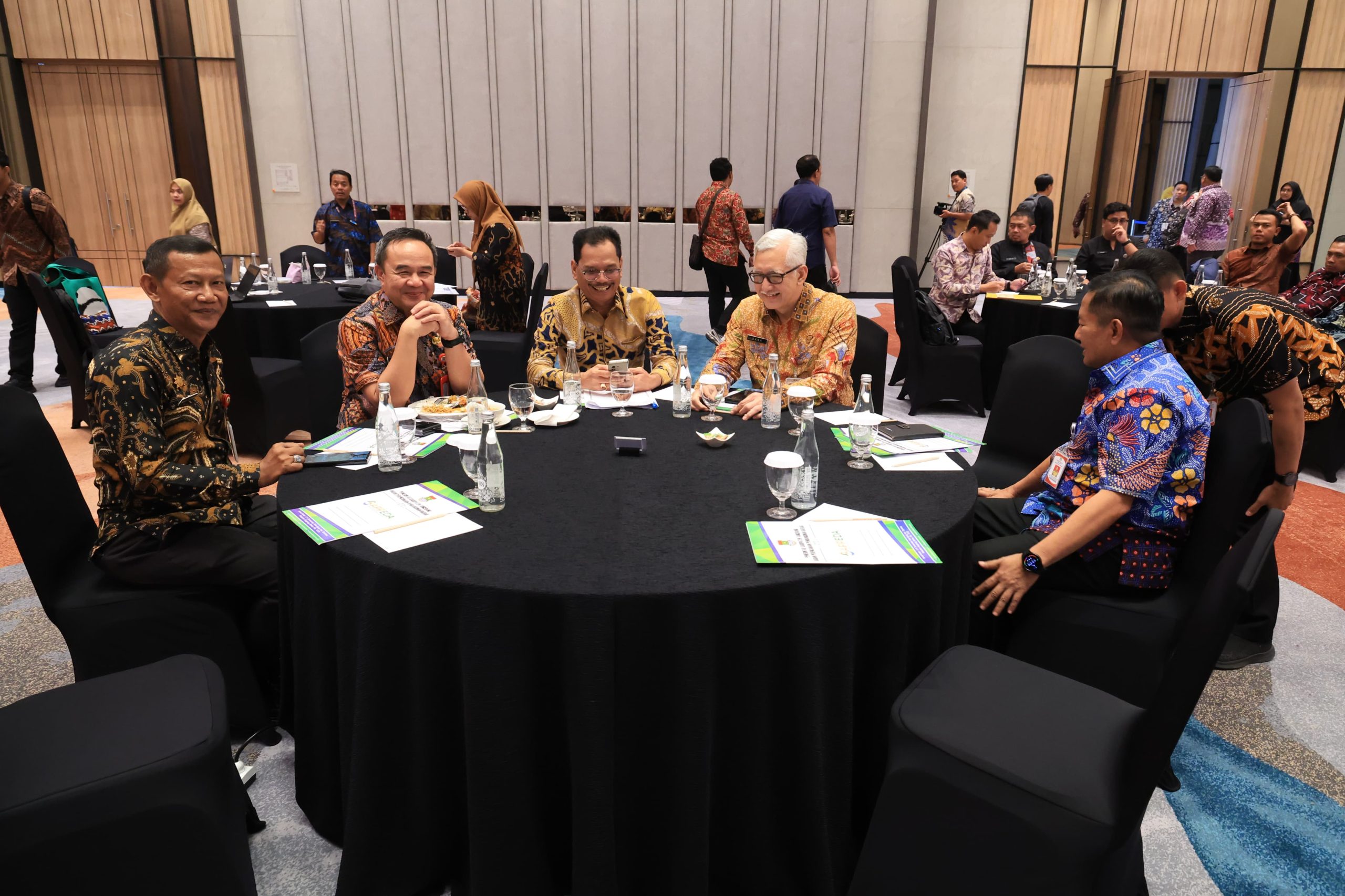 Sekda Soma Atamaja, Kepala DLHK Banten Wawan Gunawan dan pejabat lainnya saat diskusi Sustainable Aglo City Summit.