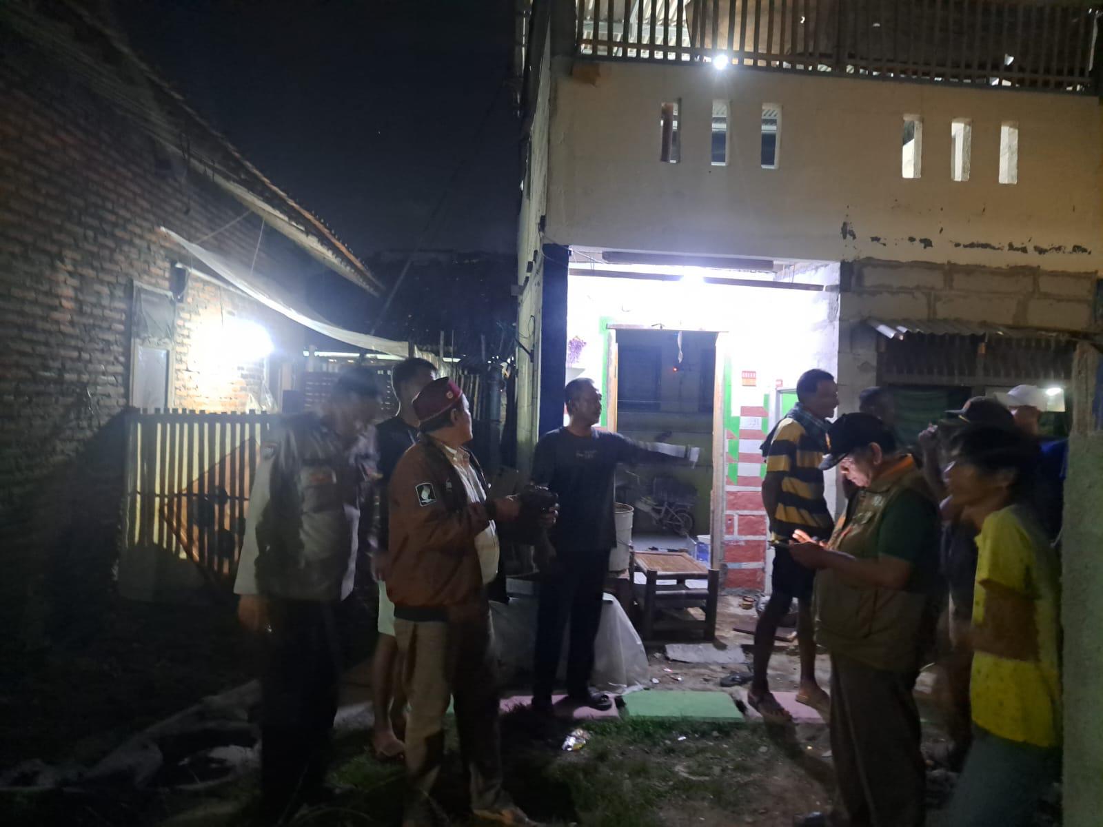 Polisi saat menenangkan warga di tempat terduga pelaku.