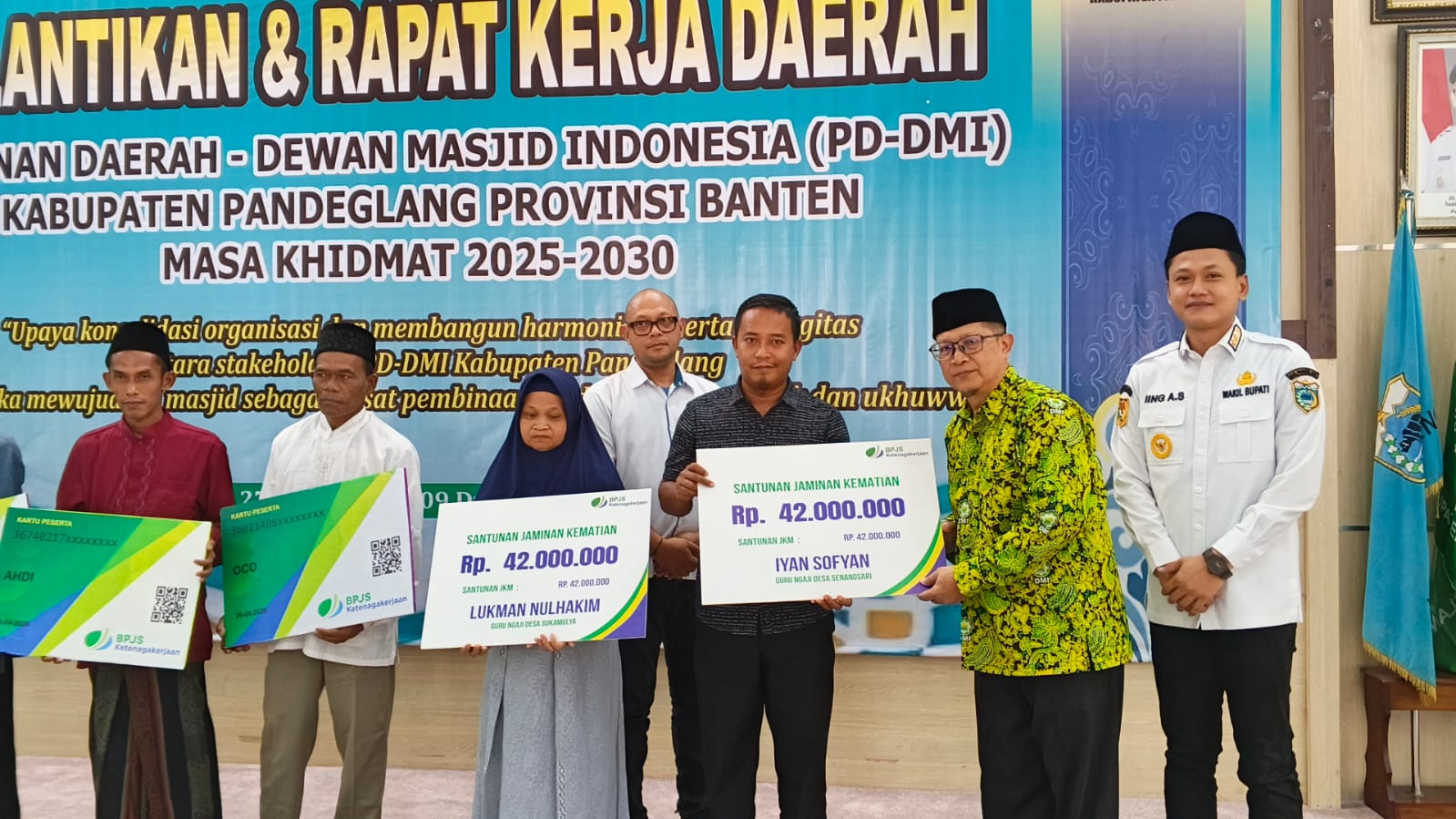 Pemberian santunan BPJS untuk warga oleh DMI Pandeglang.