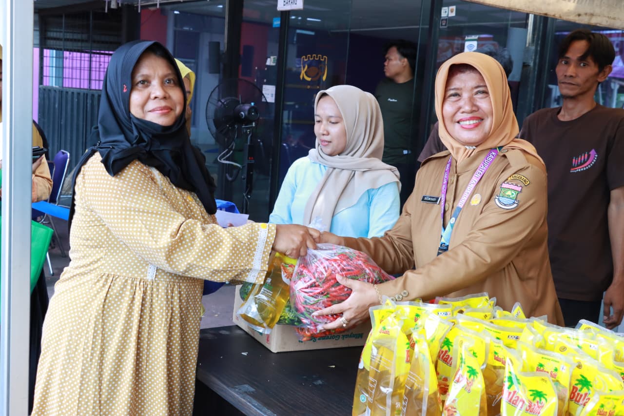Kepala Disperindag Kabupaten Tangerang, Resmiyati Marningsing saat melayani masyarakat.
