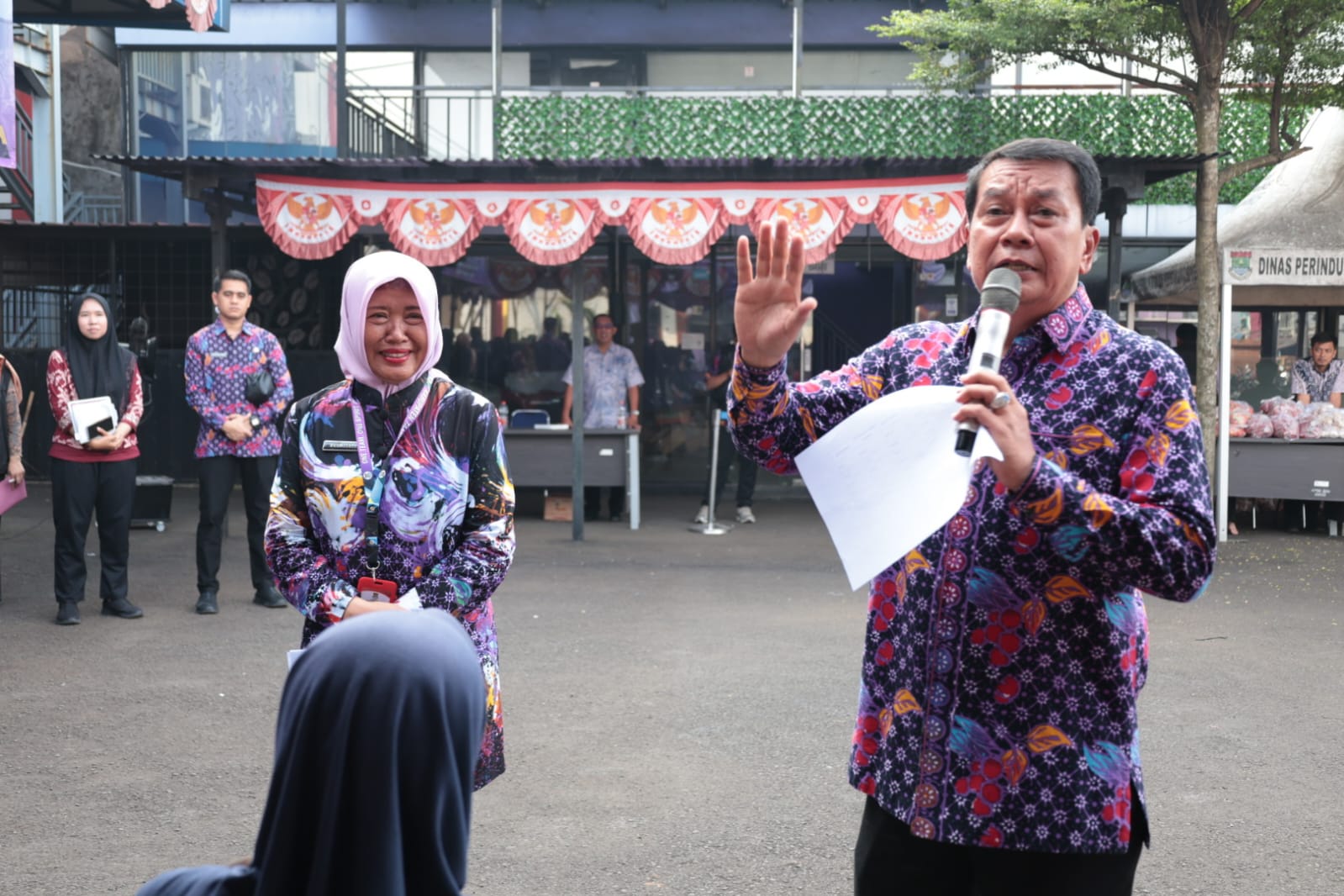 Bupati Maesyal didampingi Kepala Dinas Perindustrian dan Perdagangan Kabupaten Tangerang, Resmiyati Marningsih di kegiatan Warteksi Cikupa.