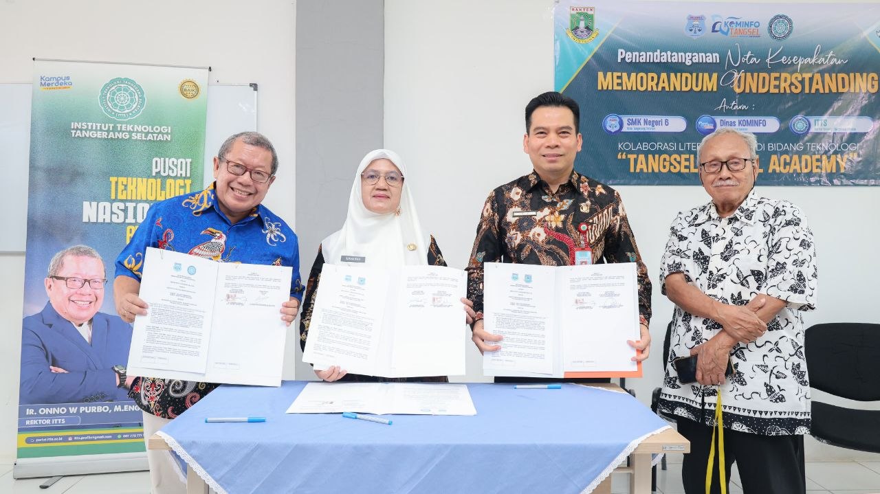 Kepala Diskominfo Tangsel, Tb. Asep Nurdin saat penandatanganan kerja sama bersama Institut Teknologi Tangerang Selatan (ITTS), dan SMK Negeri 6.