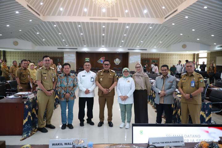 Foto bersama Wakil Wali Kota Tangerang (empat kiri) beserta jajaran dalam acara kunjungan kerja spesifik Komisi VII DPR RI ke Kota Tangerang di Ruang Akhlaqul Karimah, Gedung Pusat Pemerintahan Kota Tangerang, Kelurahan Sukaasih, Kecamatan Tangerang, Provinsi Banten, Senin (13/4/26) (Sumber : Diskominfo Kota Tangerang).