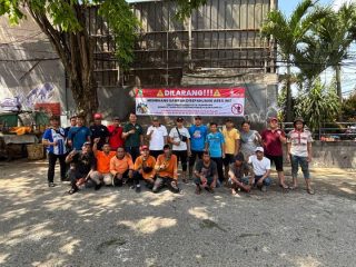 Pemasangan spanduk larangan membuang sampah dalam kegiatan penataan lingkungan di wilayah Panunggangan Utara, Kecamatan Pinang, Kota Tangerang, Provinsi Banten. (Sumber : DLH Kota Tangerang).