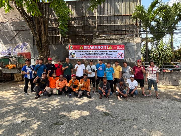 Pemasangan spanduk larangan membuang sampah dalam kegiatan penataan lingkungan di wilayah Panunggangan Utara, Kecamatan Pinang, Kota Tangerang, Provinsi Banten. (Sumber : DLH Kota Tangerang).