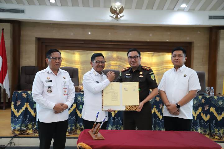 Wali Kota Sachrudin saat teken MoU dengan Kepala Kejaksaan Negeri Kota Tangerang Muhammad Amin.