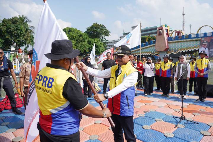 Wali Kota Tangerang H. Sachrudin menyerahkan bendera kepada Ketua FPRB terpilih Supiani, Minggu (26/04/2026). (Sumber : Prokopim Kota Tangerang).