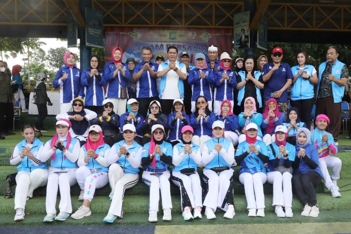 Wakil Wali Kota Tangerang Maryono foto bersama dengan Inspektur senam, di Alun-alun Ahmad Yani, Kota Tangerang.