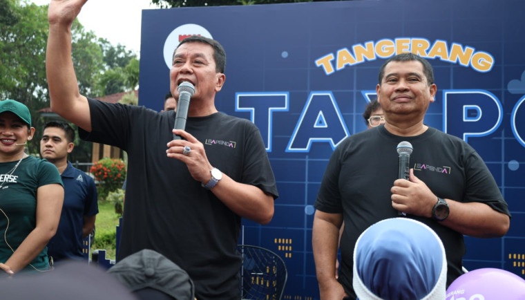Bupati Maesyal didampingi Kepala Bapenda Slamet Budhi di kegiatan Tangerang Tax Expo.