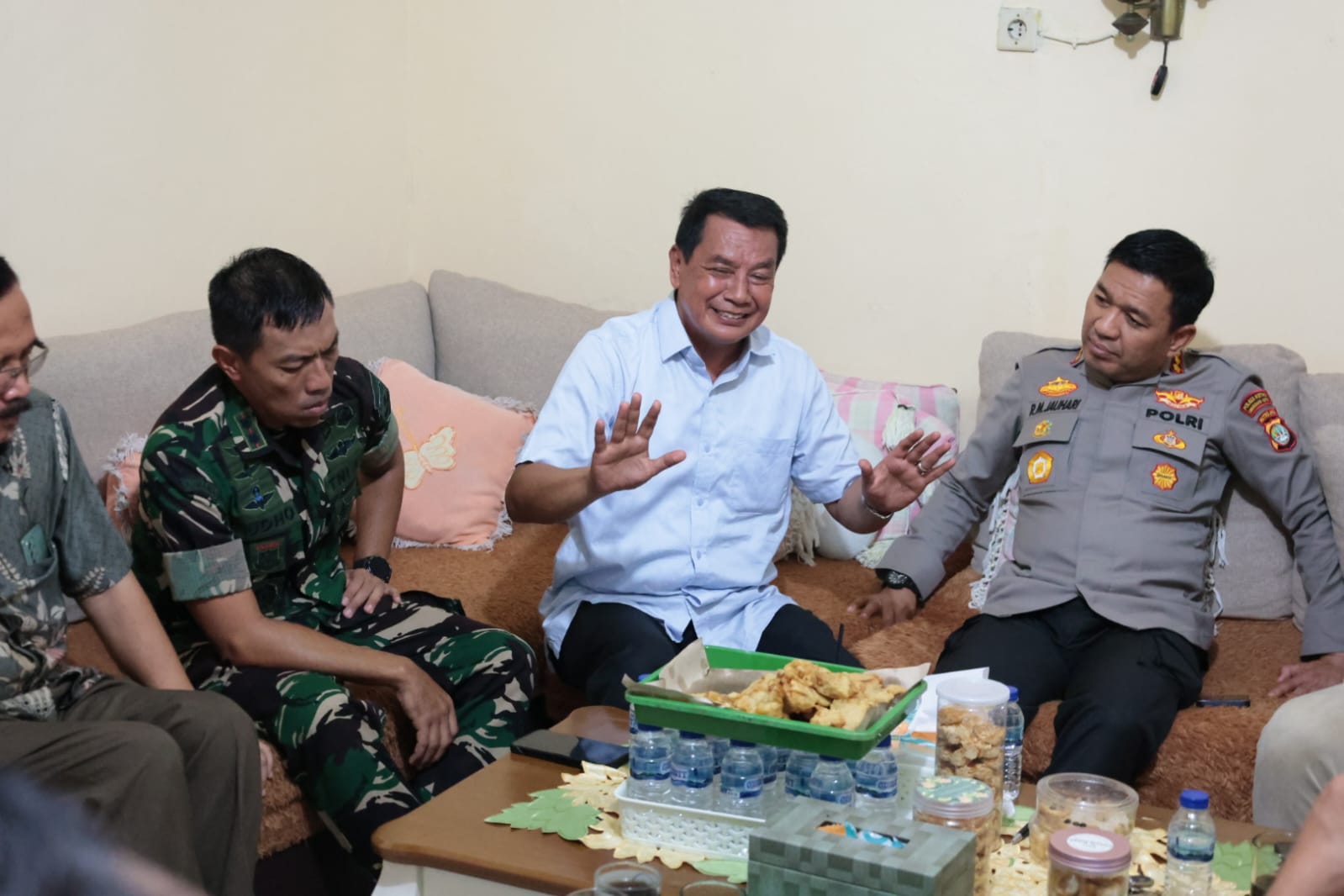 Bupati Maesyal saat turun langsung menemui Jemaat POUK Tesalonika Teluknaga.