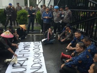 Temui Mahasiswa di Tengah Hujan, Sekda Banten Paparkan Program Sekolah Gratis Bakal Diperluas