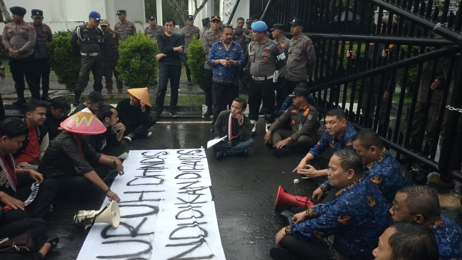 Sekda Deden didampingi Kadisdik Jamaludin saat menemui aksi unjuk rasa mahasiswa di Pemprov Banten.