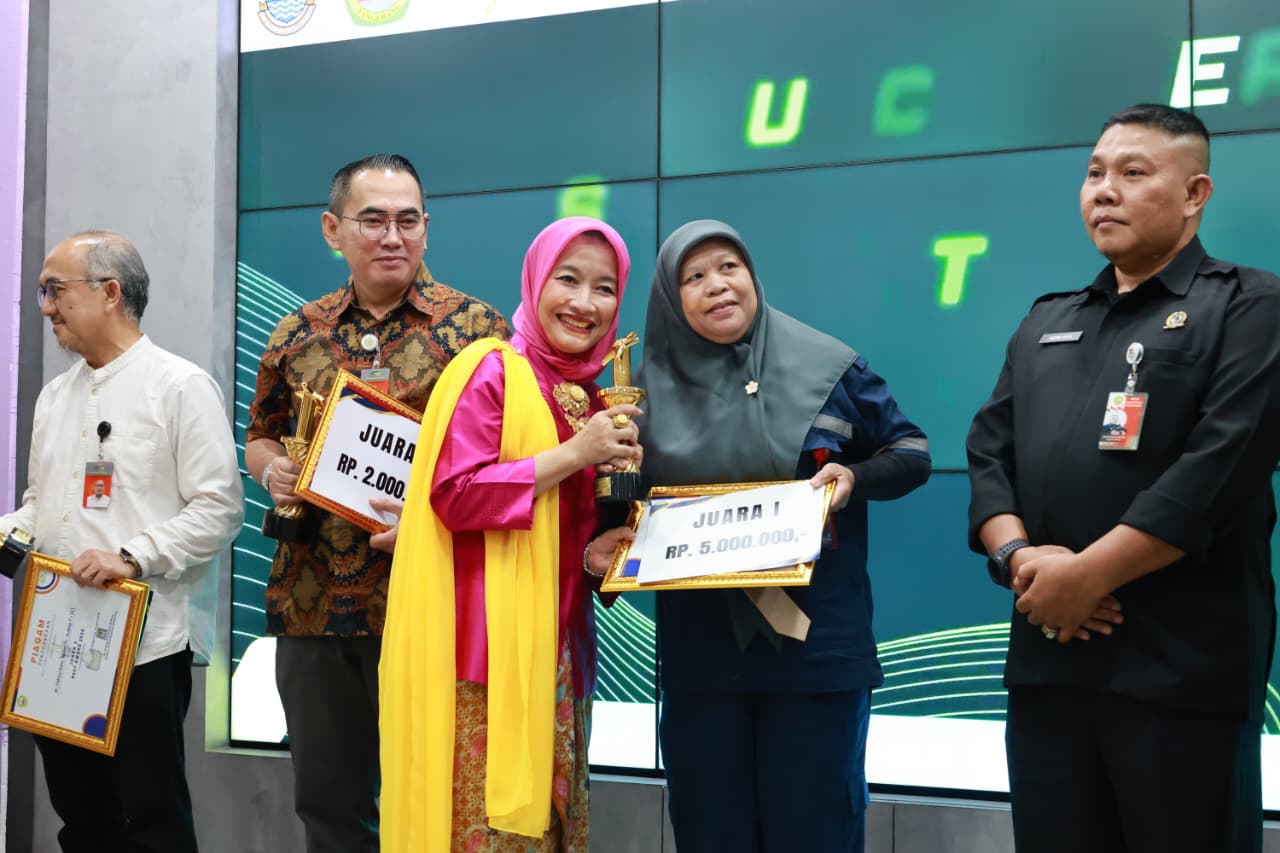 Direktur RSUD Kabupaten Tangerang, Endang Widyastiwi saat menyerahkan piagam penghargaan untuk jajarannya.
