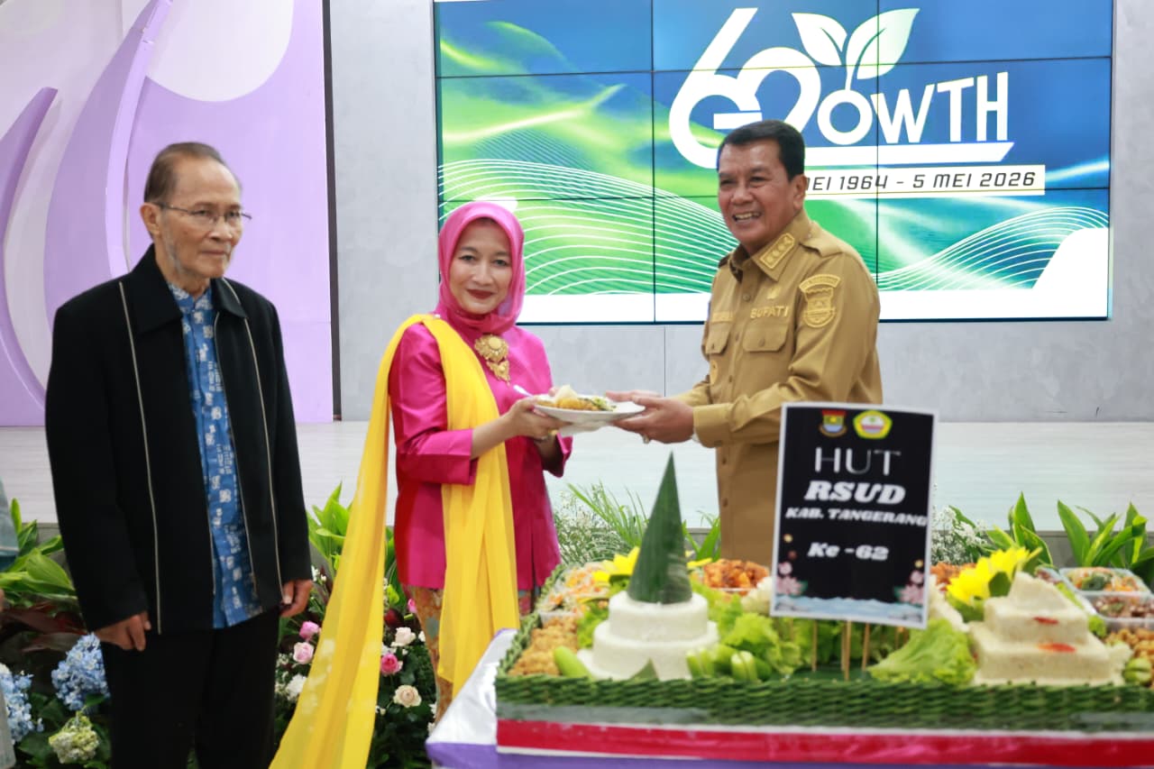 Bupati Maesyal saat menyerahkan nasi tumpeng ke Direktur RSUD Kabupaten Tangerang, Endang Widyastiwi.