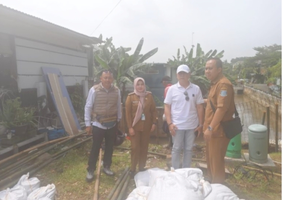 Lurah Cipayung, Dini Nurlianti dan Kabid SDA Eka Pribawa saat meninjau lokasi longsor.