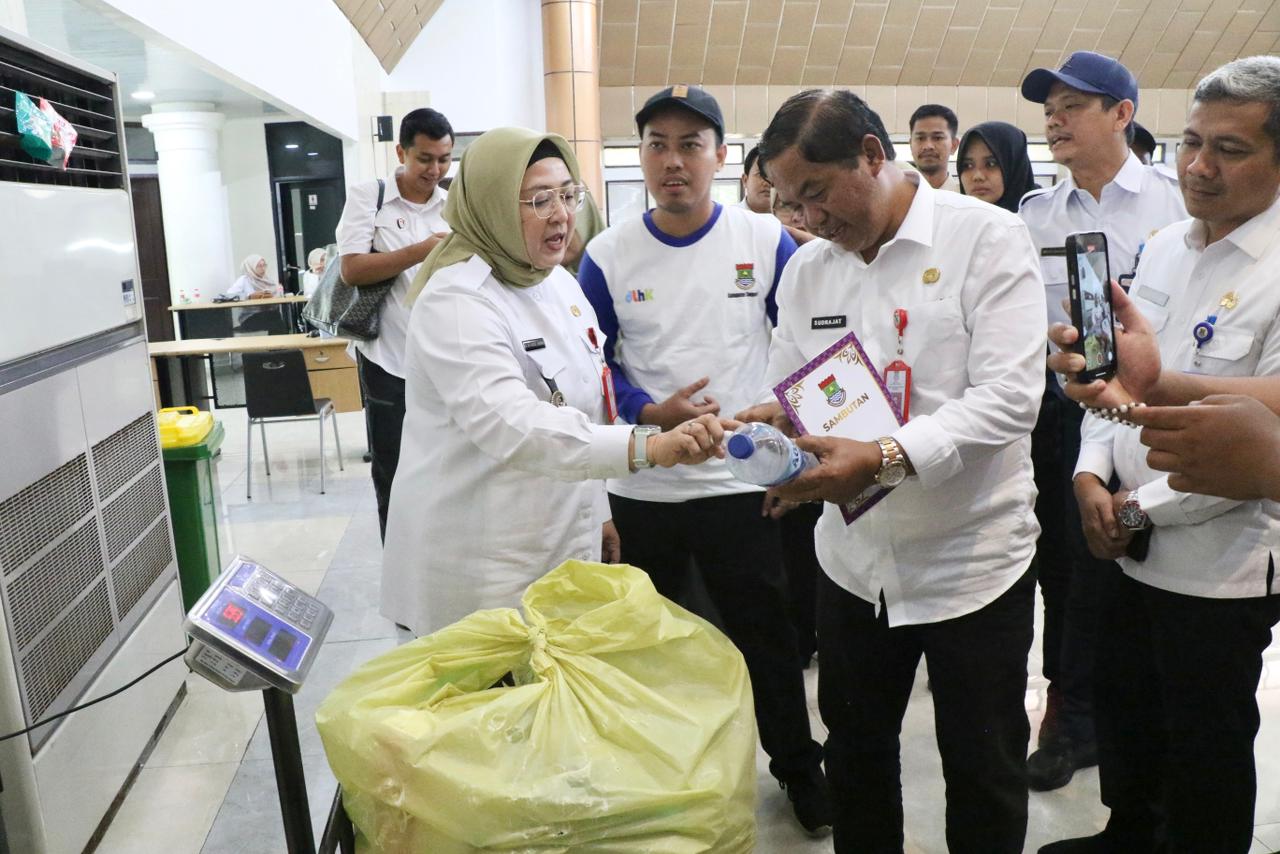 Wabup Intan dan Kadis Ujat Sudrajat saat kegiatan peresmian Bank Sampah Unit Pusat Pemerintah (Pupem) Kabupaten Tangerang.